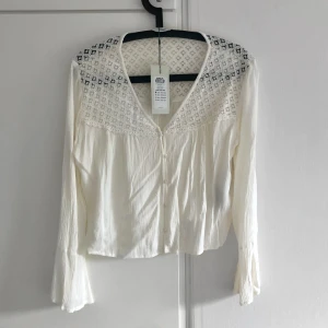 Vit topp (oanvänd) - Benvit top från ONLY.   Storlek: 38 Färg: benvit  Fickor: 6st (en innerficka) - Prislapp finns kvar!  Kan mötas upp i Kortedala eller Vasaplatsen.  Om ni vill att jag postar paketet så för ni stå för fraktkostnaden! ☺️