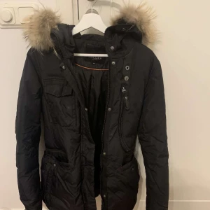 Hollies jacka storlek M - Hollies jacka för 2500kr jättefin skick och använd bara 5-6 gånger. Storlek M. Priset kan diskuteras