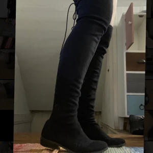 Overknee skor 37 - Svarta overknee skor. Användna några gånger men är i finfint skick 37,lite stora i storleken, skriv för bättre bilder