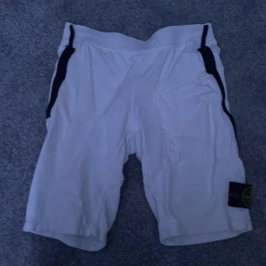 Stoneisland shorts  - Shorts 10/10 skick äkta från stoneisland Milanos affär ett junior plagg som passar längden 170