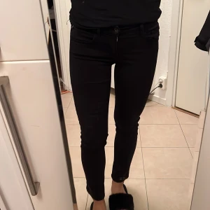 Replay Jeans - Replay Jeans Modell LUZ, stretchiga och jätte sköna. Storlek Midja: 25 Längd 34 (uppsydda) jag är 1.65cm. Kan postas 