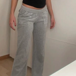 Juicy couture byxor  - Gråa juicy couture byxor i VANLIGT och inte handduks material. Hyfsat nya och inga skador. Ny pris 1100kr och säljer för 600kr 