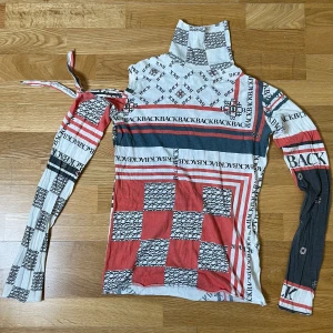 Ann-Sofie Back tröja! - Ann-Sofie Back tröja strl 36. Använd och två små hål bak vid lappen(se tredje bilden) så därav det billiga priset. Det är en polokrage så hålen syns knappt 