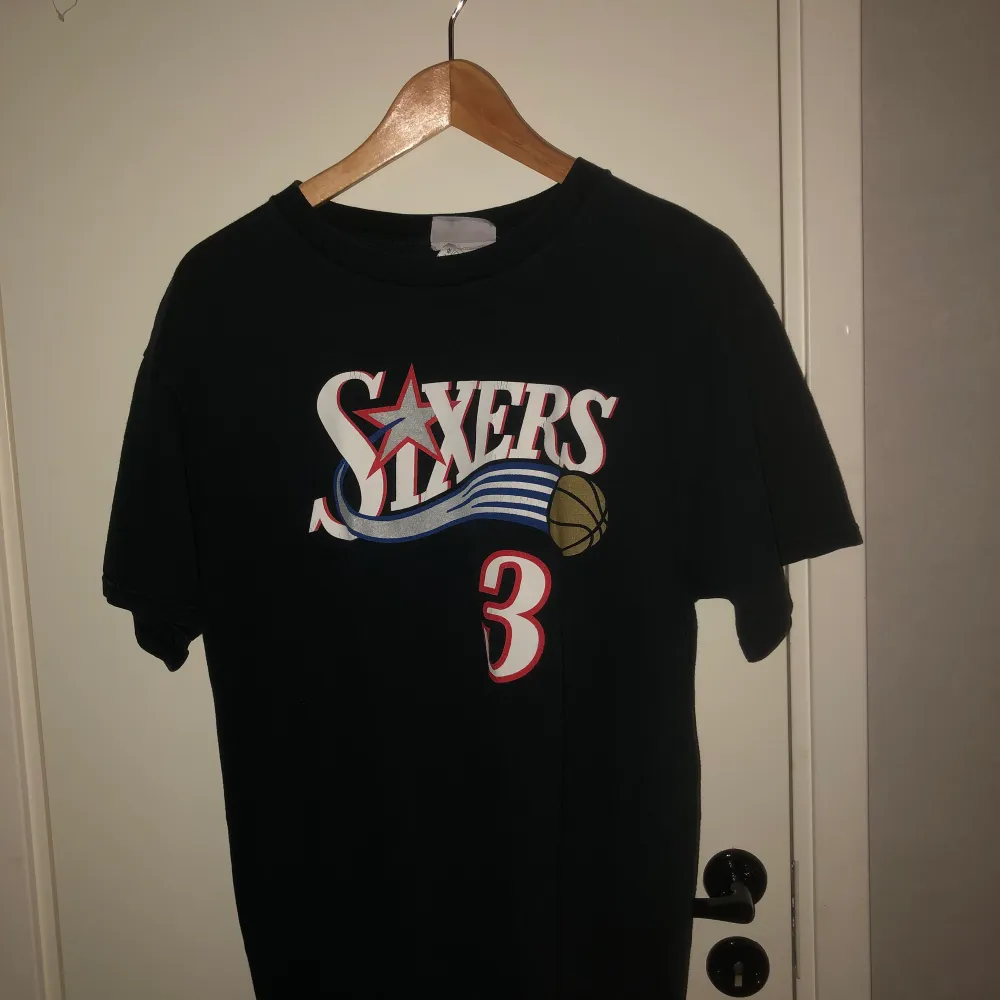 En vintage NBA T-Shirt med namnet Allen Iverson på ryggen från laget Philadelphia 76ers. Lite blekt men ändå riktigt bra skick. Storlek M/L . T-shirts.