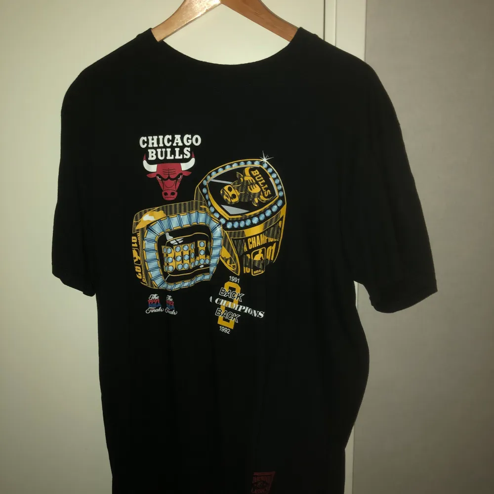 En Chicago Bulls T-shirt från Mitchell & Ness i storlek XL. Bra skick och väldigt lite använd. T-shirts.