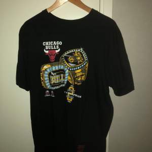 En Chicago Bulls T-shirt från Mitchell & Ness i storlek XL. Bra skick och väldigt lite använd