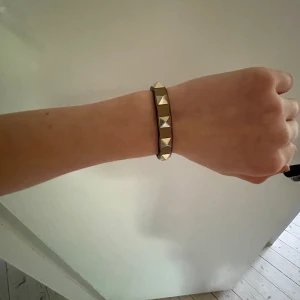 Valentino armband - Äkta valentino armband! Den e lite sliten efter som jag limma lite men kolla på 3dje bilden så ser man!