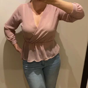 Skir dimmrosa/gammelrosa blus - Skir gammelrosa/dimmrosa blus i omlottstuk. Croptop.  Hel och ren. Inga anmärkningar.  Djur- & rökfritt hem.  Rensar ur min walk-in-closet, så kolla in å fynda! Samfraktar! 