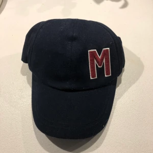 Keps med bokstav - Mörkblå keps