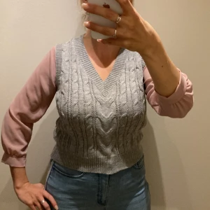 Pullover/väst. Kabelstickad.  - Pullover/väst.  Varm, mysig och perfekt till jobbet/skolan. Eller varför inte som julklapp.  Oanvänd. Passade inte mig.  Hel och ren. Inga anmärkningar.  Djur- & rökfritt hem.  Rensar ur min walk-in-closet, så kolla in å fynda! Samfraktar! 