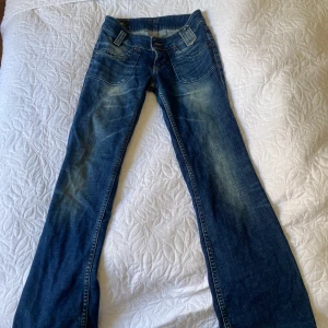 Lee jeans  - Fiiinaste jeansen men använder aldrig! Passar bra på mig som är 167 men passar kortare också. 