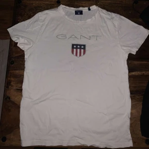 Gant t-shirt - Säljer nu min gant tröja i storlek M, fint skick.