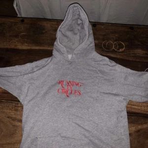 Hoodie - Grå hoodie köpt på carlings, nypris 699kr. Bra skick. Storlek S