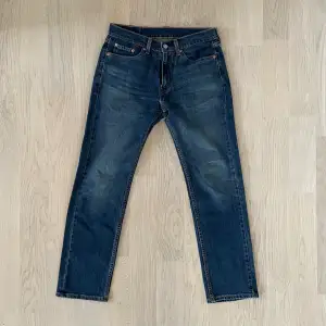 Levi’s 505 jeans i strl 30/30. Använda några gånger men i mycket fint skick, inga defekter. Nypris 900kr. Hör av dig för frågor/bilder. Inga returer.