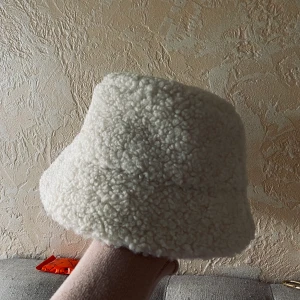 Hatt - Hej! Säjer mitt hatt, kommer ej använda den för den passar inte till min stil, den är oanvänd och helt ny! Har dock bara testat den och aldrig använt, om ni vill ha flera bilder skriv i dm!