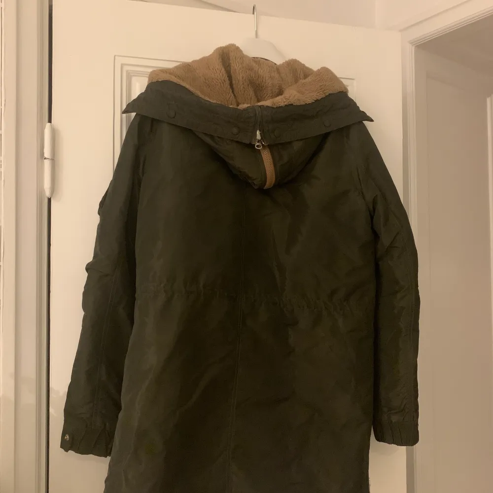 Säljer Filippa K vinterjacka, storlek L. . Takit.