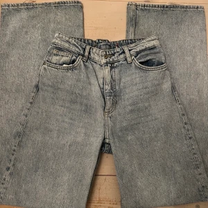 Jeans - Säljer dessa jeans från monki då dem inte kommer till användning, de är insydda i midjan. 75+frakt 66kr