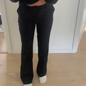 Kostymbyxor BikBok - Svarta populära kostymbyxor från bikbok, säljer då jag inte använder de. Endast använda en gång så bra skick 🙌🏼 Nypris 400 kr 