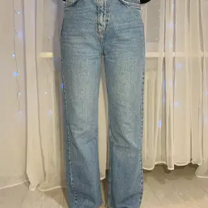 Pull&Bear jeans. Köpta från zalando.  Modellen är 168 cm