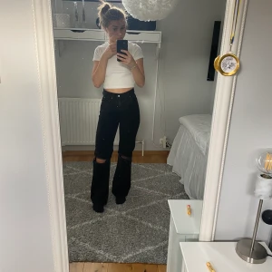 Jeans med hål - Svarta jeans med hål från Bershka💞Superfina och passar perfekt💞 Säljer för att dom inte kommer till användning 💞 Storlek 34💞 100kr och köparen står för frakt 💞