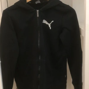 Puma zip up hoodie - En jätte fin Puma zip up hoodie, nyskick. 