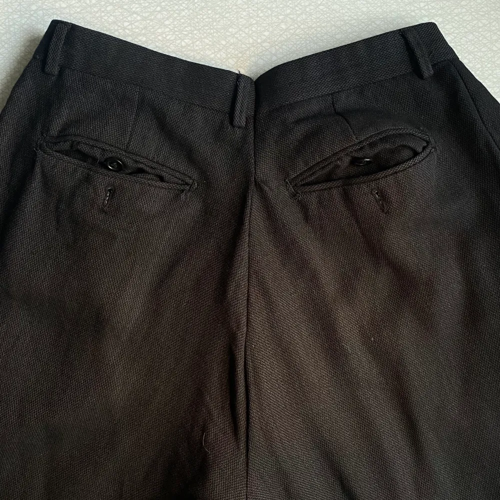 mörkgrå/svarta kostymbyxor som jag har sytt in till en midja typ 28/31. Lite korta för mig därför säljer jag de. Små slitningar. . Jeans & Byxor.