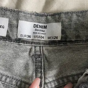 Jeans från bershka i storlek 36 sparas perfekt för ni som är 160 cm 💕