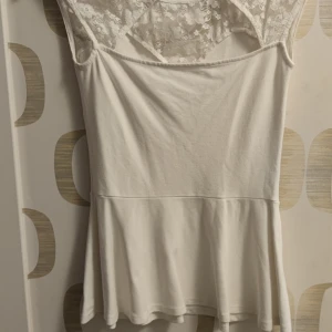 Vit tröja  - Från Gina Tricot. Går inte att köpa i butik längre. 