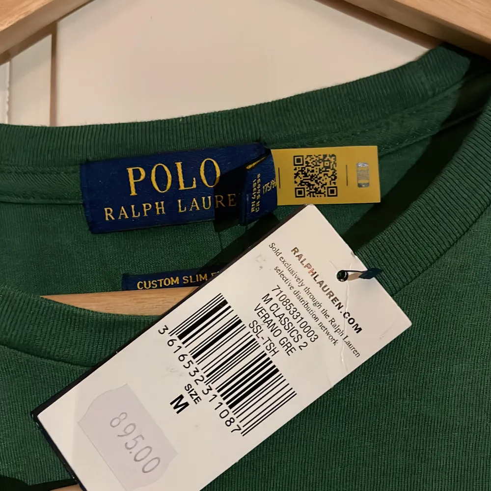 Säljer en Polo Ralph Lauren T-shirt som köptes för 895kr men aldrig kom till användning. Helt ny aldrig använd, för ett pris av 400kr. 😁. T-shirts.