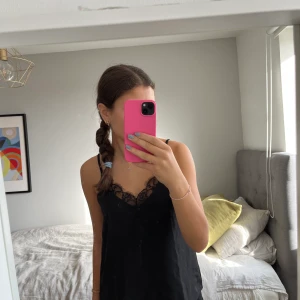 Fint spets linne - Säljer mitt jätte fina spets linne då det aldrig kommer till användning, storlek XS/S💕💕💕💕💕