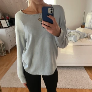Finstickad tröja  - Säljer Finstickad tröja från Cashmere-feeling. Inte äkta Kashmir men nästan samma känsla. Fin skick, köp second hand men endast använt 1 gång. Jag är 173💕