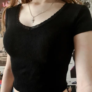 Svart Topp Med Spets - Fin svaft topp med lite spets från Pull&Bear Storlek S Använt ett par gånger Möts upp i Stockholm  !Tryck inte på köp nu!