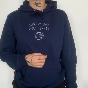 Hoodie Dedicated - Nypris 799 kr. I princip oanvänd mysig hoodie från dedicated. 