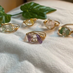 Kristall ringar - ⚠️LÄS⚠️Super fina ringar🌱Dessa ringar är gjorda av non-tarnish wire vilket betyder att de inte färgar av sig. De är också gjorda med 100% äkta kristaller och de kommer även med ett litet info kort om kristallen. Ringarna är även sålda för väldigt bra pris😊🌺