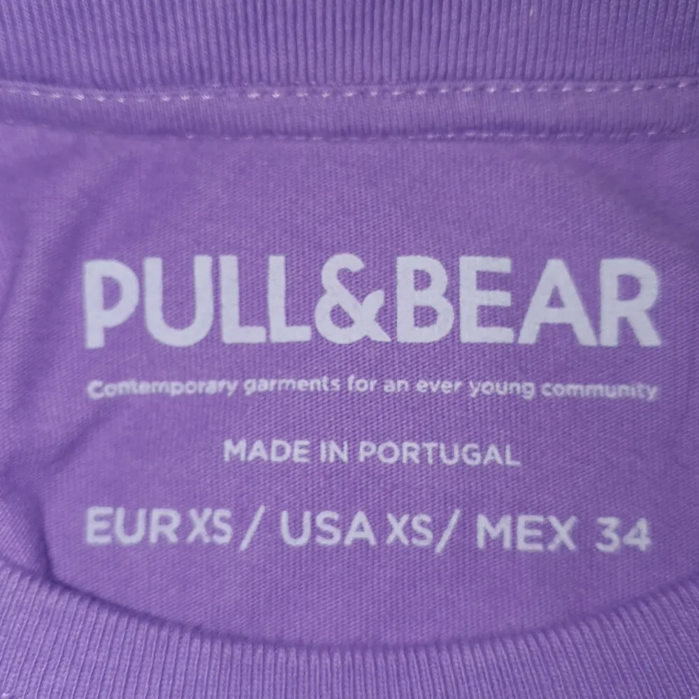 Cool t shirt i nyskick från Pull&Bear, med stort print på ryggen och liten på framsidan Storlek Xs, men den är oversized så passar mer som en M/L !Tryck inte på köp nu! Träffas upp i sthlm. T-shirts.