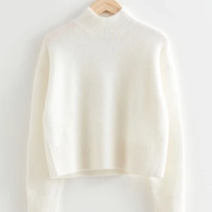 STICKAD TRÖJA - Säljer denna superfina stickade tröja från & other stories som inte längre kommer till användning. Skriv gärna för mer info :)