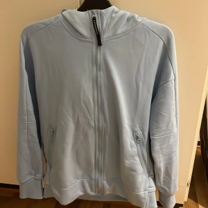 Nästan helt ny CP Company zip - Säljer en blå cp zip i ny skick i storlek L. Knappt använd. Medföljer tags och dustbag.