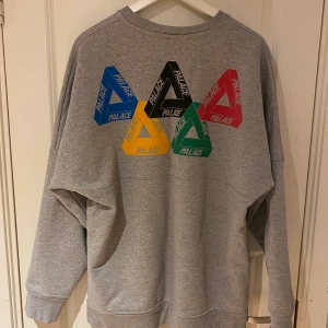 Palace Olympic Triferg Sweatshirt - Säljer en sjukt fet och rätt ovanlig sweatshirt från Palace med deras klassiska ”Trifergs” inspirerade av de olympiska ringarna på ryggen. Tröjan är i nyskick. 