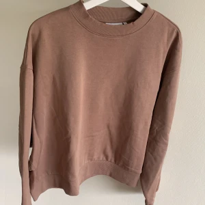 Tröja från NA-KD  - Mörk beige tröja från Weekday jätteskön och bra kvalite. Skriv för fler bilder