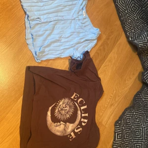 T-shirts  - Säljer två stycken söta t-shirts för endast 40kr för båda eller en för 25kr. Dessa är för små och är i storleken 140. Dessa är från shein och använda få tal gånger. För mer info kontakta mig!
