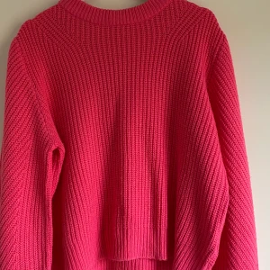 Stickad tröja  - En mörkrosa stickad tröja, lite oversize.
