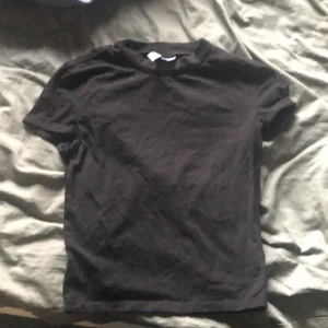 vanlig svart tröja  - Tröjan är ganska tajt och har även lite djurhår som går att få bort