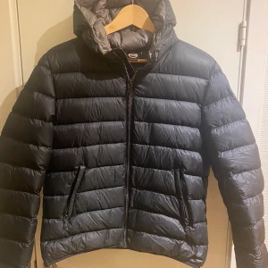 Colmar dunjacka - Säljer en dunjacka från Colmar som knappt är använd. Strl 42. Brukar ha strl M/L och denna sitter bra på mig. 
