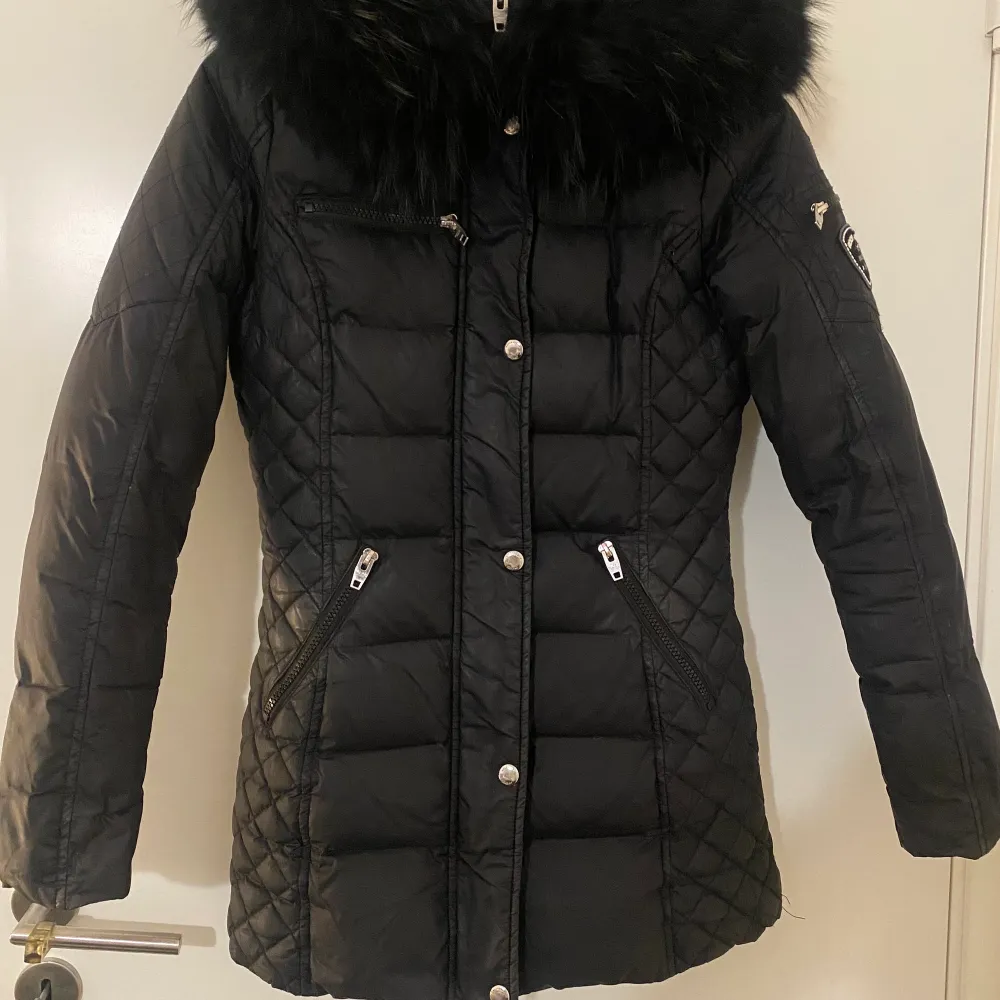 Jättefin jacka från Rockandblue med svart äkta päls, säljer pga att den blivit lite för liten på mig. Använd en vinter . Jackor.