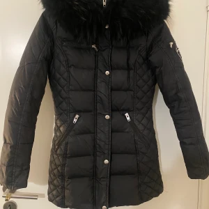 Rockandblue jacka - Jättefin jacka från Rockandblue med svart äkta päls, säljer pga att den blivit lite för liten på mig. Använd en vinter 