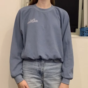 En blå tröja - En blå tröja köpt på hm för 149kr || Använd ca 2 ggr || Köparen står för frakt ||