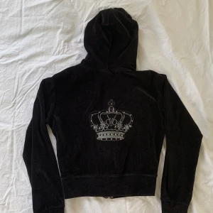 Victoria Beckham zip up - Victoria Beckham zipup, väldigt rare och svårhittad<3 insydd så den sitter tajt på mig som är XS men kan sprättas upo