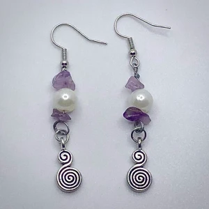 Kristall örhängen  - INTRESSEKOLL på dessa örhängen som jag kan börja tillverka :) jag har alla material hemma och kan göra dessa om folk är intresserade (dock jade stenar istället för ametist) Frakt 13kr ;D