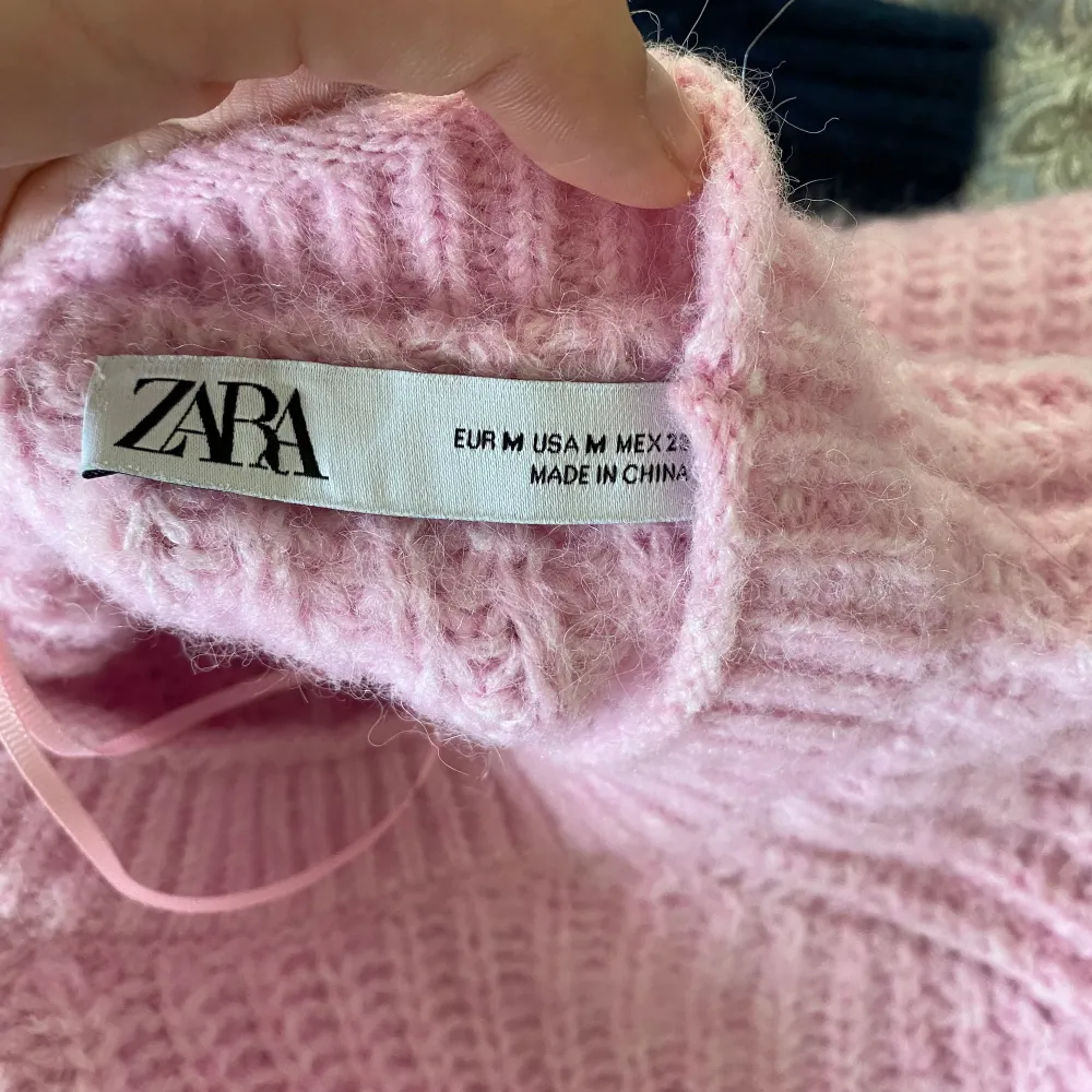 Rosa jättefin stickad tröja från Zara som inte längre kommer till användning. Den är använd en del så den är lite nopprig men annars i väldigt fint skick! Är storlek M men passar också bra på mig som brukar ha S 🥰. Stickat.