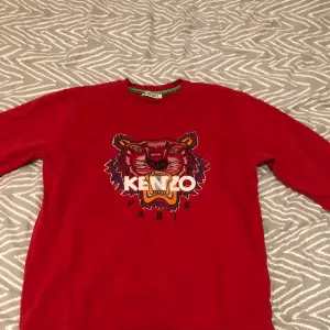 Säljer en Kenzo tröja i väldigt fint skick. Storlek m. Angående några frågor eller funderingar. Så får ni givetvis höra av er